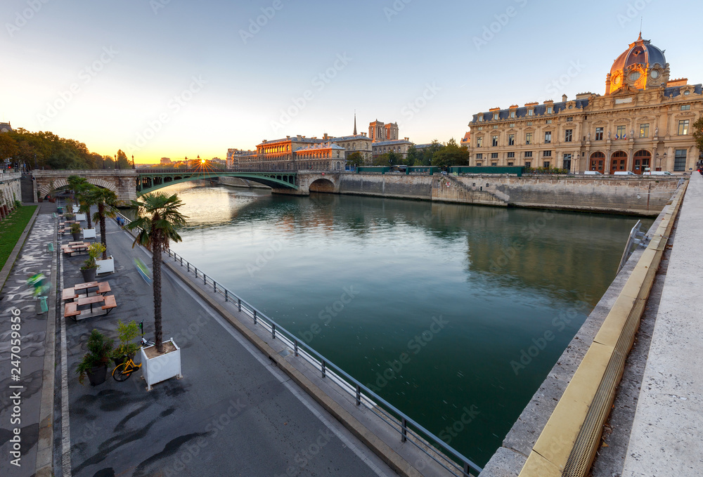 Obraz premium Paris. City Quay.