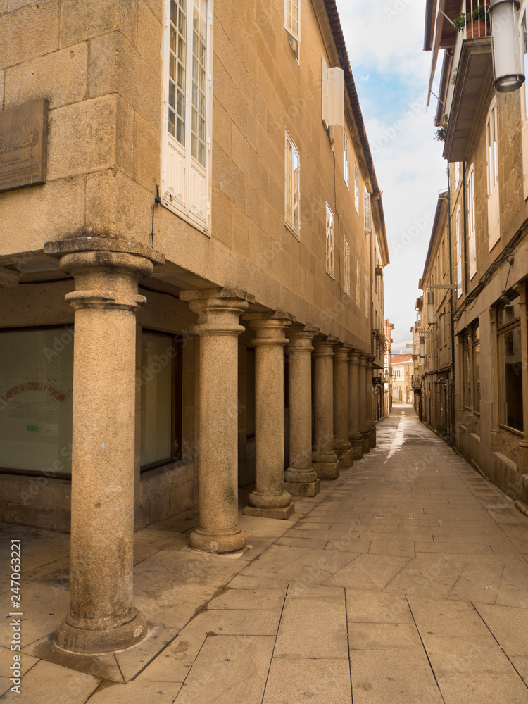 Calles con pilares típicos en el casco antiguo de Pontevedra, verano de 2018