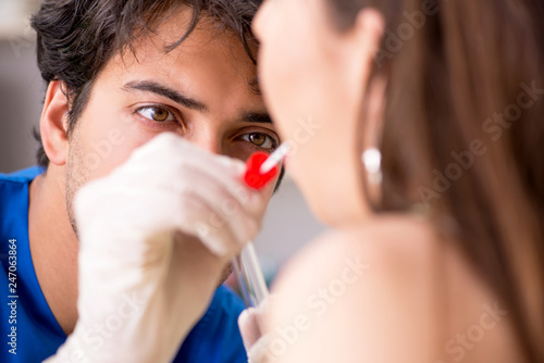 Foto Doctor getting saliva test sample in clinic hospital