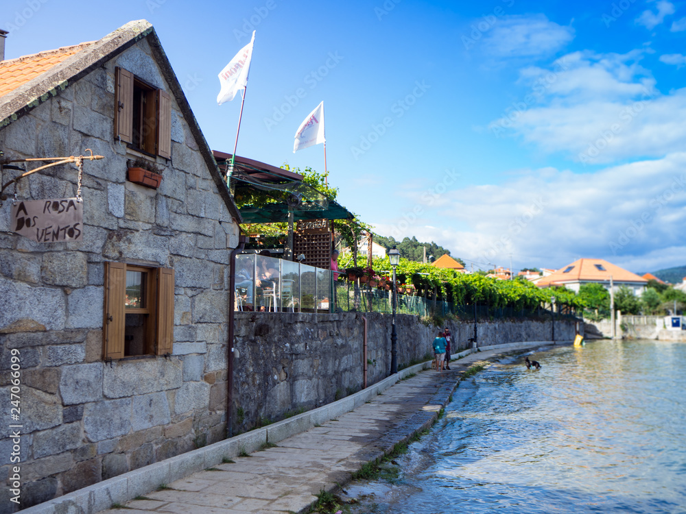 Vistas del pueblo de Combarro a orillas del mar  en Pontevedra, verano de 2018