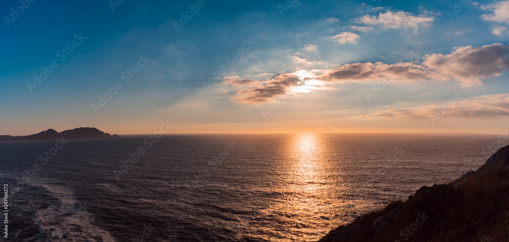 Obraz premium Bonita puesta de sol sobre el mar en Donon, Pontevedra, con reflejos y paisaje con siluetas a contraluz en el verano de 2018