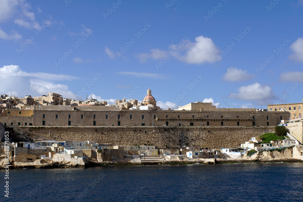 Blick von der Seeseite auf Valetta