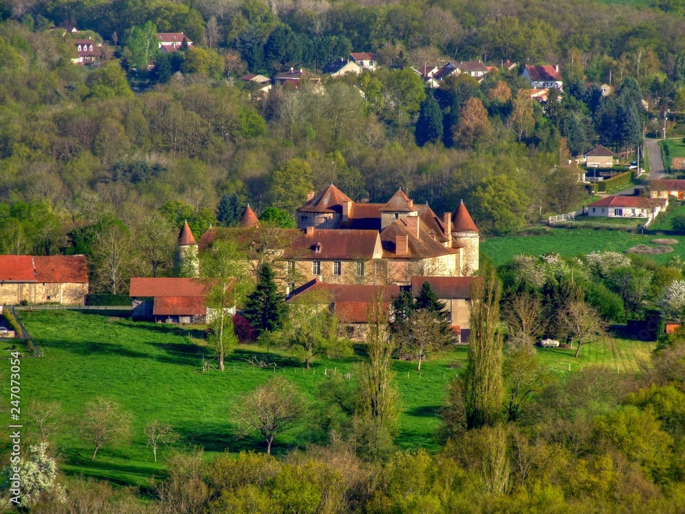 Paysage et château dans l'Allier.