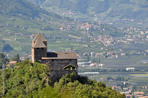 Südtirol 5, Blick vom Gampenpaß auf alte Burg und Lana