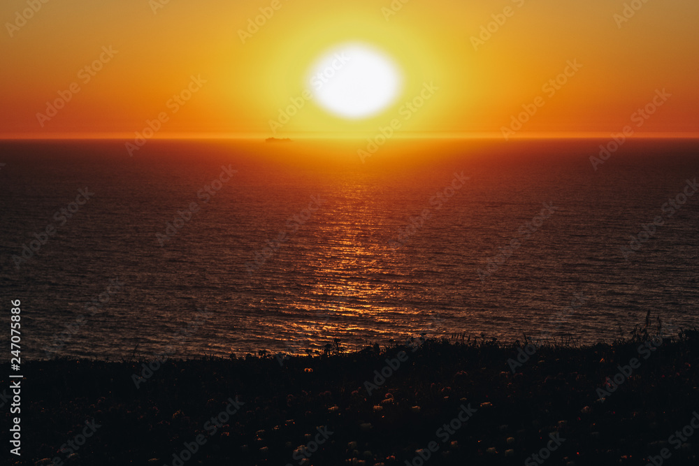 Fototapeta premium Beautiful sunset above the sea