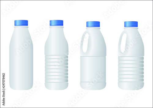 Illustration 3D vectorielle sur un fond blanc de quatre packs de lait vierges en plastique blanc, avec leur bouchon bleu, de formes et de tailles différentes.