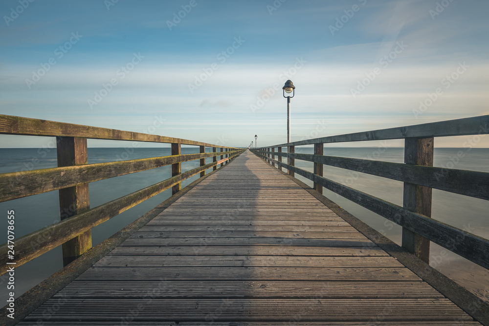 Auf der Seebrücke von Lubmin am frühen Morgen bei blauen Himmel Auf der Seebrücke von Lubmin am frühen Morgen bei blauen Himmel