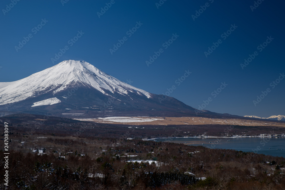 山中湖と富士山（県道730号パノラマ台から）