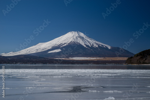Fototapeta Naklejka Na Ścianę i Meble -  凍結した山中湖と富士山