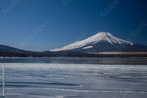 凍結した山中湖と富士山