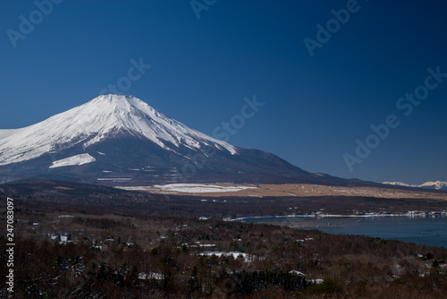 山中湖と富士山（県道730号パノラマ台から）