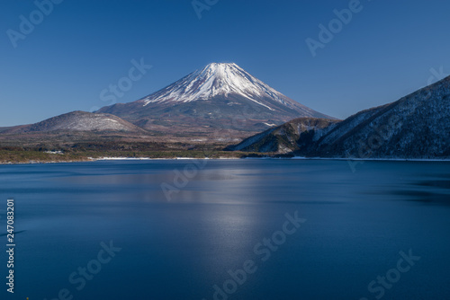 本栖湖と富士山（冬）