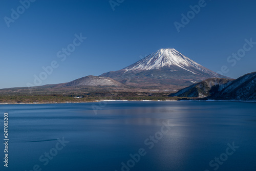本栖湖と富士山（冬）