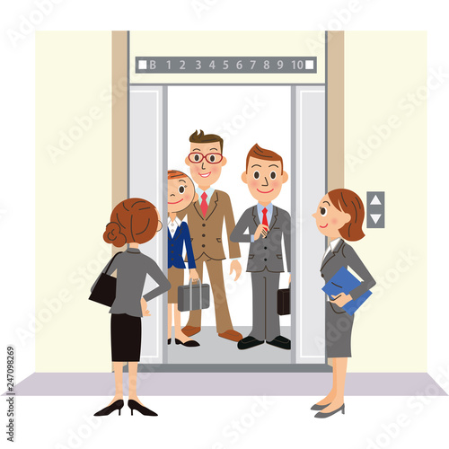 エレベーターに乗る会社員
