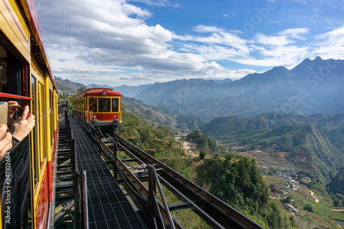 Foto Tourist mountain tram, the transporation to Fansipan cable car station in Sapa t