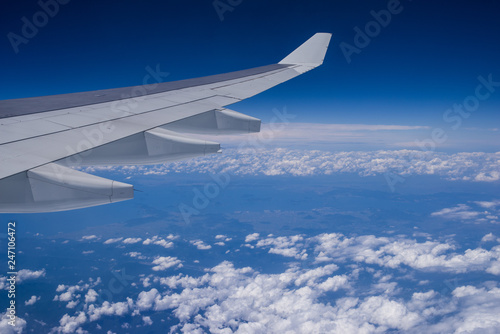 機内からの風景 青空と白い雲