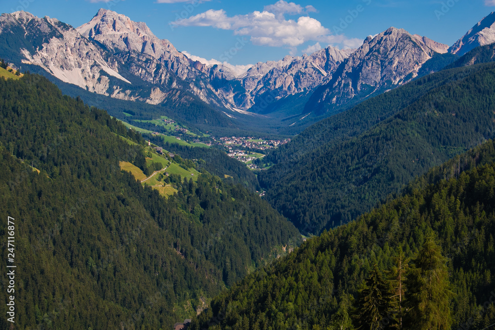 Veduta panoramica del piccolo villaggio alpino di San Vigilio di Marebbe nell dolomiti dell'Alto Adige