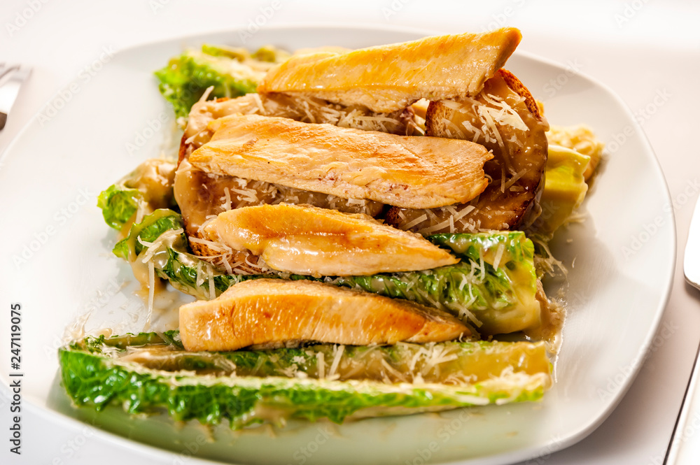 ENSALADA CESAR CON POLLO