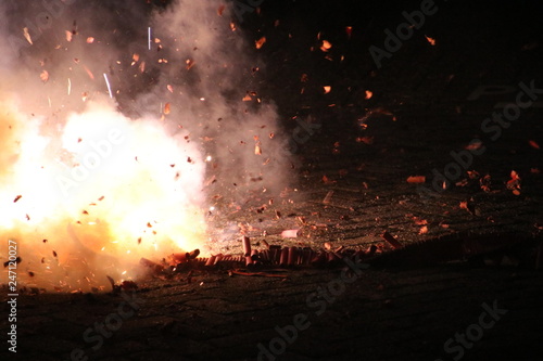 Foto loud chinese crackers in a row are exploding during New Years Eve in the Netherl