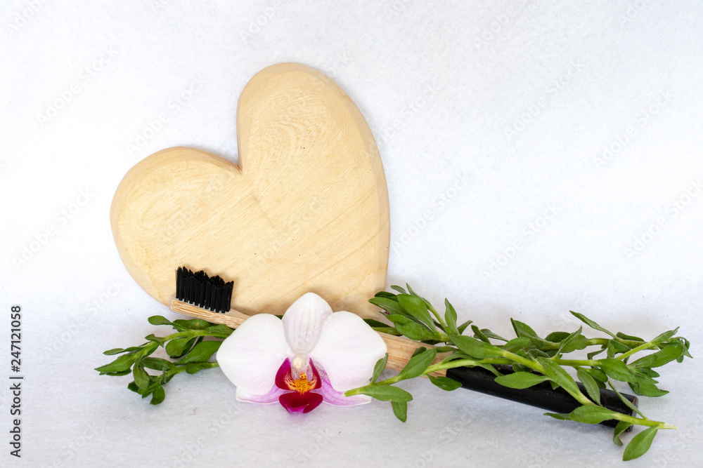 Fototapeta Bambusowa szczoteczka do zębów z sercem i kwiatem