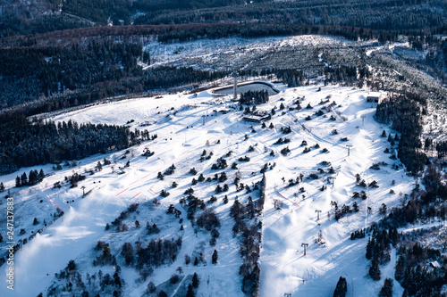 Luftbild vom Ettelsberg in Willingen im Sauerland mit Schnee
