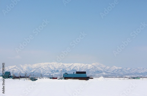 雪原と民家　北海道 © G.Takase