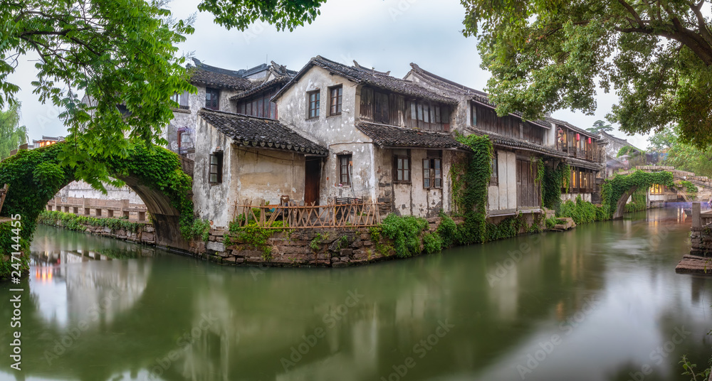 Die Kanäle, Brücken und alte Gebäude der antiken Wasserstadt Zhouzhuang, dem Venedig Asiens bei Shanghai in China