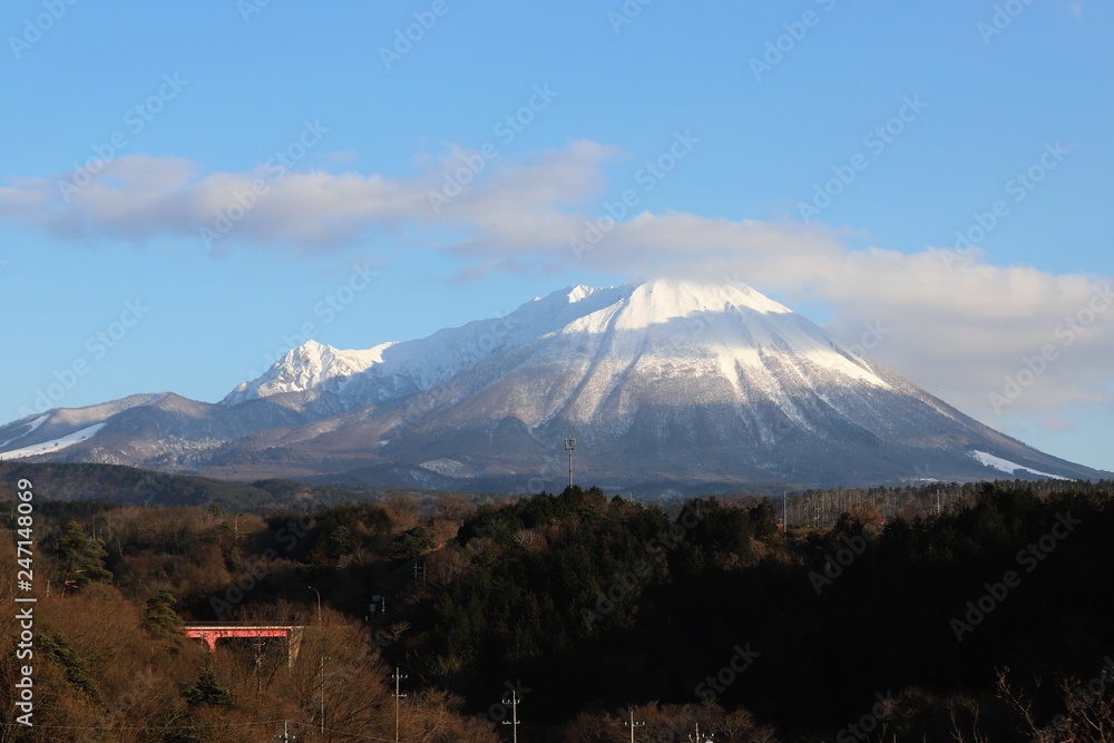 Fototapeta premium 大山の雪景色