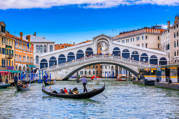 Plexiglas schilderij Rialtobrug Rialtobrug en Canal Grande gondel  © Ekaterina Belova