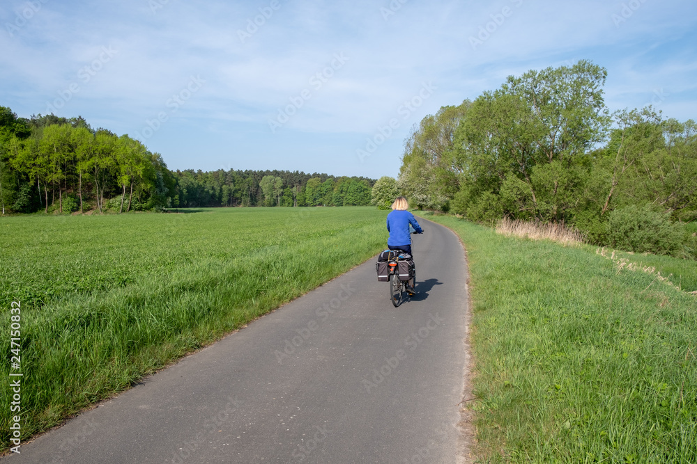 Radfahrerin auf dem Oder-Neiße-Radweg zwischen Podrosche und Werdeck Radfahrerin auf dem Oder-Neiße-Radweg zwischen Podrosche und Werdeck