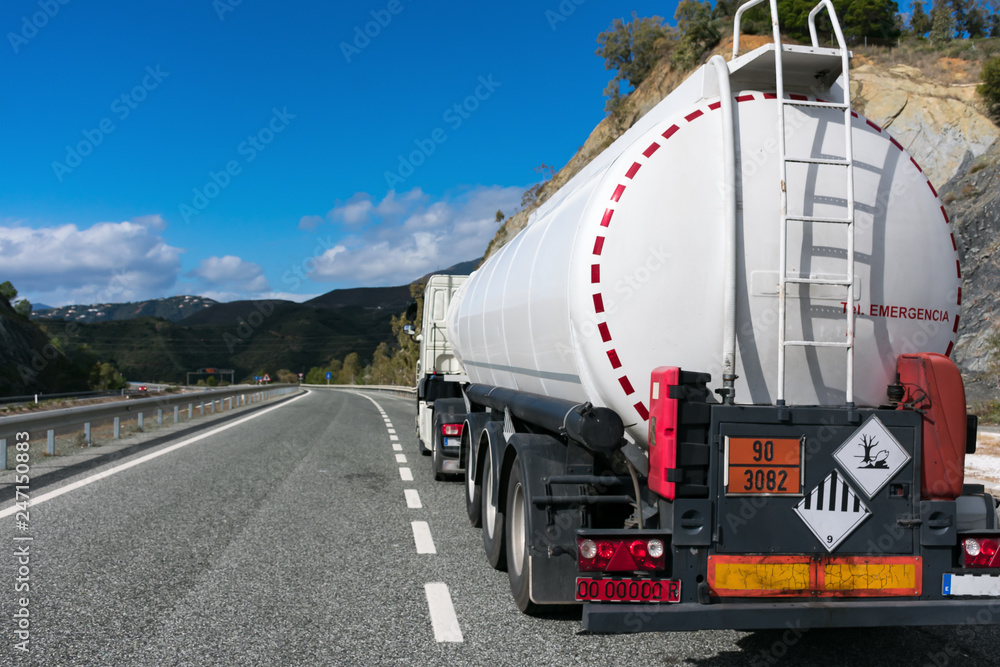 Naklejka premium Camion cisterna mercancias peligrosas