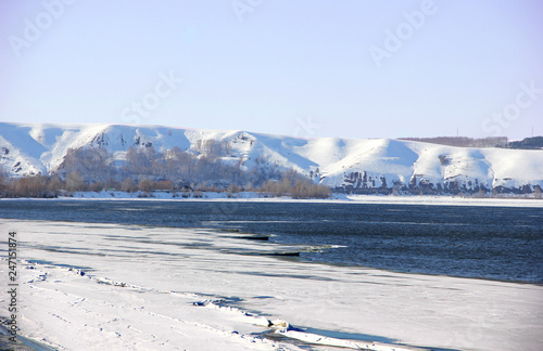 Fotografie spring ice drift on the river with mountain view