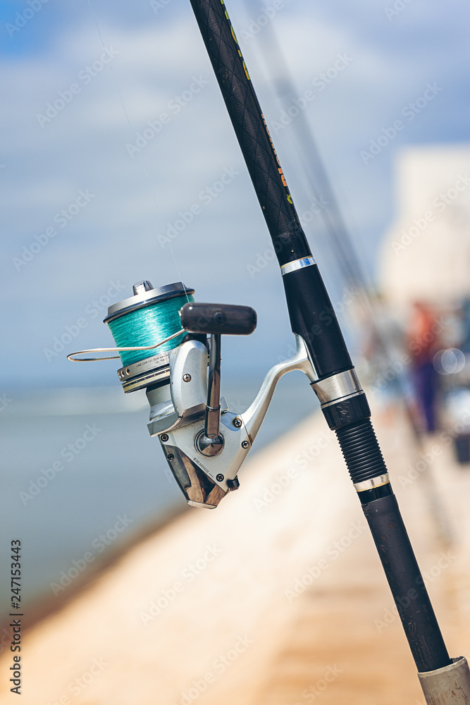 Carrete de una caña de pescar Stock Photo | Adobe Stock
