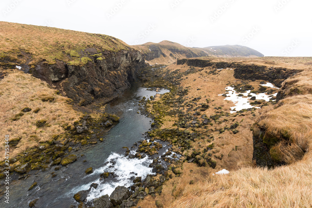 Canyon mit Fluss im Nationalpark Þingvellir, Island Canyon mit Fluss im Nationalpark Þingvellir, Island