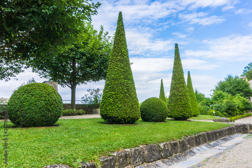 Gepflegter Garten mit Buchsbäumen und Blumen in Bayern.