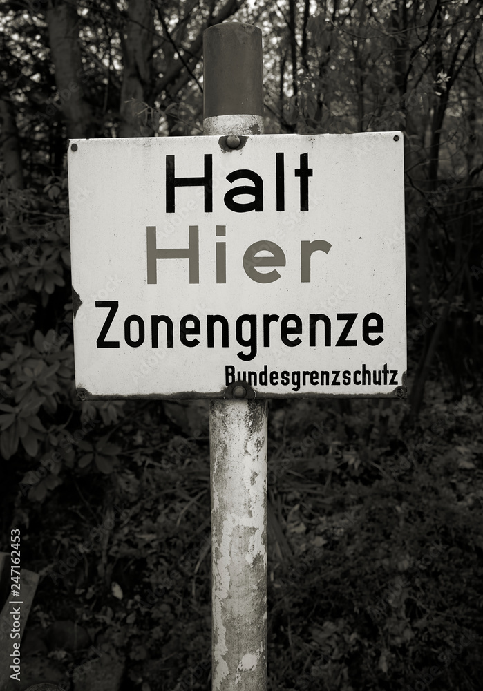 Warnschild an der ehemaligen innerdeutschen Grenze mit der Aufschrift 