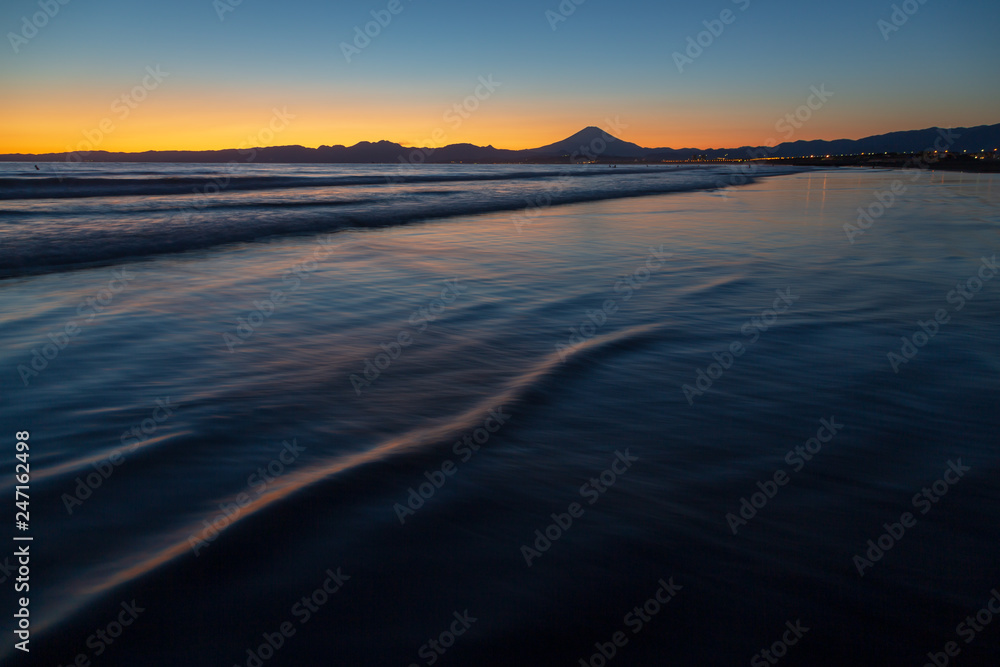湘南海岸夕焼けの渚からの富士山