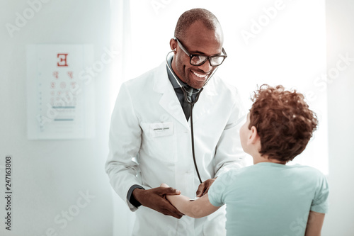 Φωτογραφία Pleased international medical worker having pleasant talk