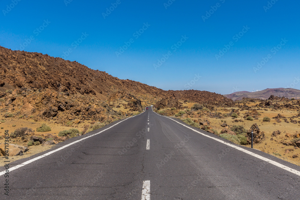 Die Landstraße verläuft geradewegs durch die Kraterlandschaft