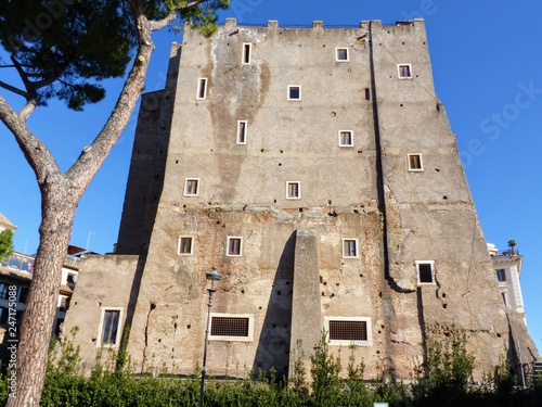 Torre dei Conti e mausoleo medievale  a Roma  in Italia.