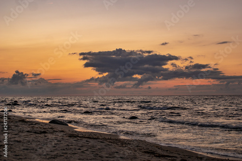 Sonnenuntergang   ber dem Meer am Strand von Schwarbe auf der Insel R  gen