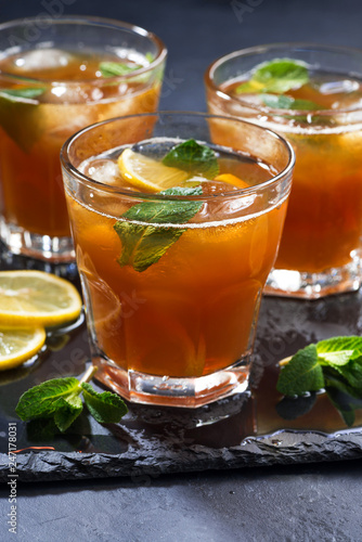 mint iced tea in glasses, vertical