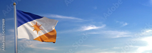 Bandeira do Tocantins subir acenando para o vento com o céu ao fundo photo
