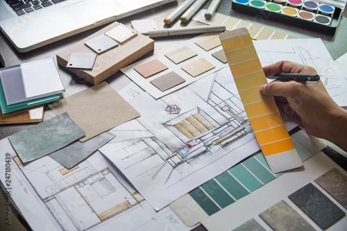 Obraz Architekt projektant Kreatywne prace ręczne rysunek szkic plan niebieski druk wybór materiałów kolor próbki sztuki narzędzia Studio projektowe