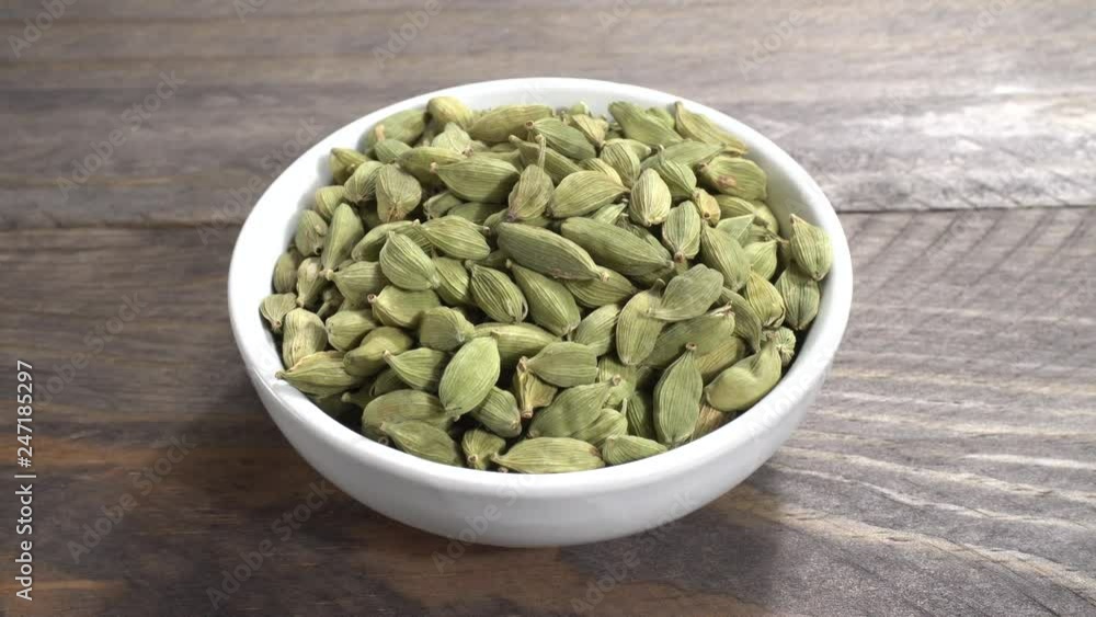 Cardamomo en un cuenco Cardamomo en un cuenco