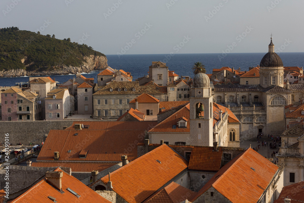 Obraz premium DUBROVNIK, CROATIA - AUGUST 22 2017: Dubrovnik cityscape at sunset time, faceing the sea
