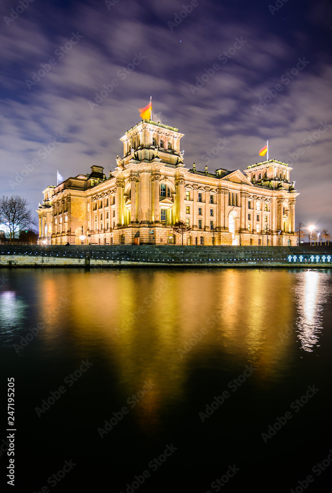 Spiegelung des Reichstages in der Spree	bei Nacht