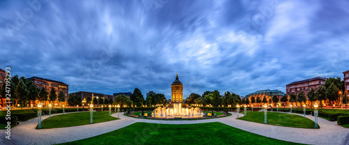 Mannheimer Wasserturm am Friedrichsplatz mit Wasserfontänen 