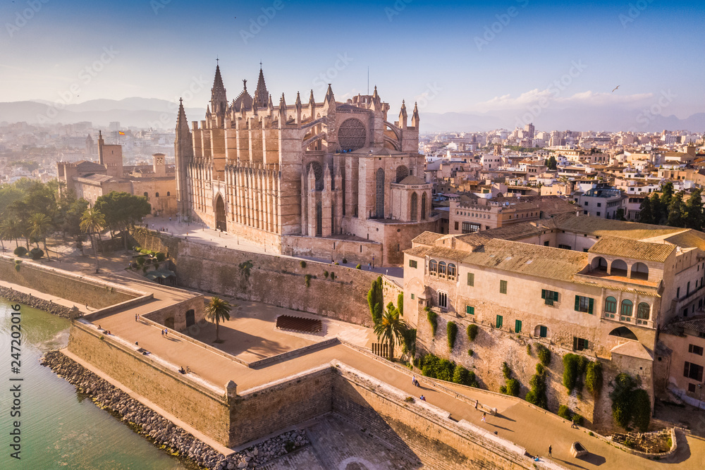Behang Aerial view of Historic Cathedral in Palma de Mallorca