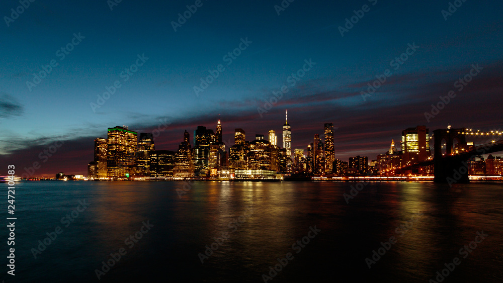 Naklejka premium Manhattan de nuit